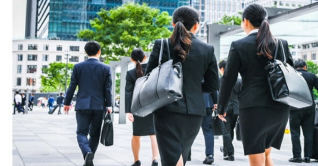 জাপানের অর্থনৈতিক ভবিষ্যৎ নারীদের হাতে জাপানের অর্থনৈতিক ভবিষ্যৎ নারীদের হাতে