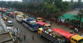 যানবাহনের চাপে ঢাকা-টাঙ্গাইল মহাসড়কে ধীরগতি যানবাহনের চাপে ঢাকা-টাঙ্গাইল মহাসড়কে ধীরগতি