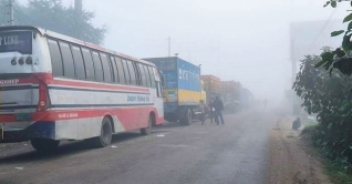 দৌলতদিয়ায় পারের অপেক্ষায় ৭ শতাধিক যানবাহন