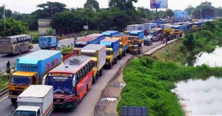 বঙ্গবন্ধু সেতুর পশ্চিম মহাসড়কে যানবাহনের চাপ