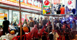 ঈদযাত্রায় বাড়তি ছুটি: কাউন্টারে উপচে পড়া ভিড় ঈদযাত্রায় বাড়তি ছুটি: কাউন্টারে উপচে পড়া ভিড়