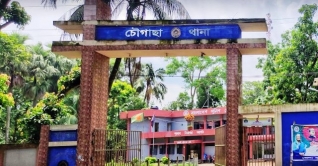 দুই সন্তানকে রাস্তায় ফেলে প্রেমিকের সঙ্গে পালালেন মা