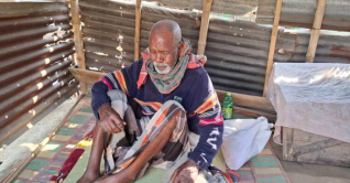 প্রতিবন্ধী মেয়েকে নিয়ে দৃষ্টিহীন বাবার ঠাঁই প্রতিবেশীর উঠানে