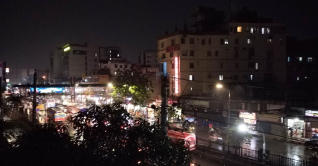 ঘোর অন্ধকার নামিয়ে রাজধানীতে স্বস্তির বৃষ্টি ঘোর অন্ধকার নামিয়ে রাজধানীতে স্বস্তির বৃষ্টি