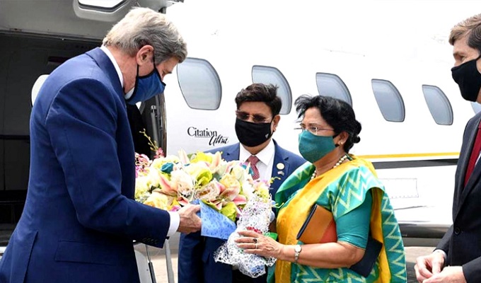 জন কেরিকে বিমানবন্দরে স্বাগত জানান পররাষ্ট্রমন্ত্রী ড. এ কে আব্দুল মোমেন।  ছবি: সংগৃহীত
