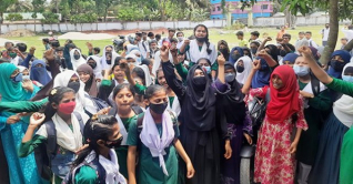 ছাত্রীদের শ্রেণিকক্ষে গোপন ক্যামেরায় ভিডিও ধারণ, বিক্ষোভ