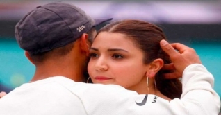 জয়ের পর মাঠে বিরাটকে জড়িয়ে ধরলেন আনুষ্কা