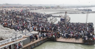 নাড়ির টানে বাড়ি ফিরতে মরিয়া মানুষ নাড়ির টানে বাড়ি ফিরতে মরিয়া মানুষ