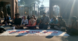 জাহাঙ্গীরনগরে অটোরিকশার ধাক্কায় শিক্ষার্থী নিহতের ঘটনায় `ব্লকেড` জাহাঙ্গীরনগরে অটোরিকশার ধাক্কায় শিক্ষার্থী নিহতের ঘটনায় `ব্লকেড`