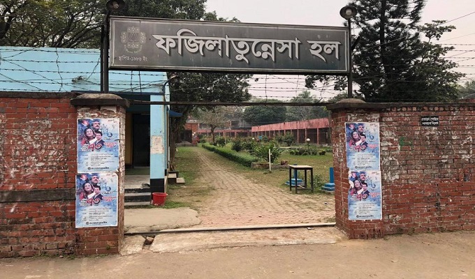তালা ভেঙে হলে ঢুকছেন জাবির শিক্ষার্থীরা