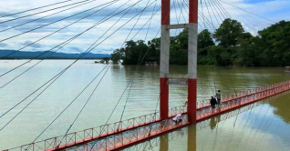 ডুবে গেছে রাঙ্গামাটির ঝুলন্ত সেতু ডুবে গেছে রাঙ্গামাটির ঝুলন্ত সেতু