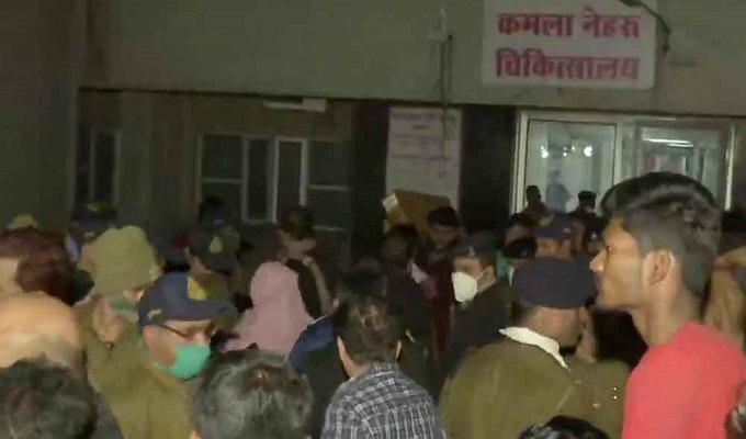 ভুপালের কমলা নেহরু হাসপাতালের সামনে উদ্বিগ্ন পরিজনদের ভিড়।  ছবি: এএনআই।