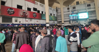 ৩ দিনের ছুটি : কমলাপুরে হাজারো টিকিট প্রত্যাশীর ভিড় ৩ দিনের ছুটি : কমলাপুরে হাজারো টিকিট প্রত্যাশীর ভিড়