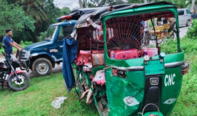 বাসের ধাক্কায় মা-ছেলেসহ সিএনজির তিন যাত্রী নিহত