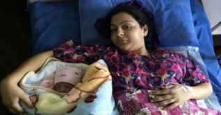 প্রসুতিকেও আটকে দিলো সেনারা, ৬ কিমি হেঁটে হাসপাতালে কাশ্মীরি নারী প্রসুতিকেও আটকে দিলো সেনারা, ৬ কিমি হেঁটে হাসপাতালে কাশ্মীরি নারী