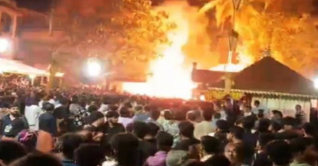 কেরালার মন্দিরে আতশবাজি প্রদর্শনীর সময় আগুন, আহত ৫০ কেরালার মন্দিরে আতশবাজি প্রদর্শনীর সময় আগুন, আহত ৫০
