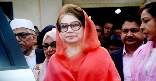 বাসায় ফিরলেন খালেদা জিয়া বাসায় ফিরলেন খালেদা জিয়া