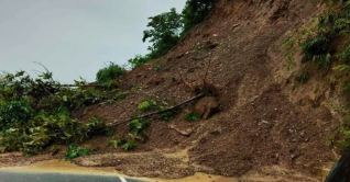 খাগড়াছড়িতে পাহাড় ধসে সড়ক যোগাযোগ বিচ্ছিন্ন