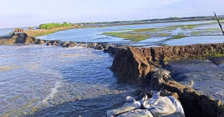 কয়রায় বেড়িবাঁধ ভেঙে কপোতাক্ষের গর্ভে