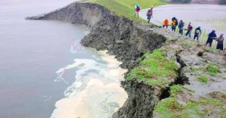 সিত্রাংয়ের প্রভাবে খুলনায় বাঁধে ভাঙন, আতঙ্কে মানুষ