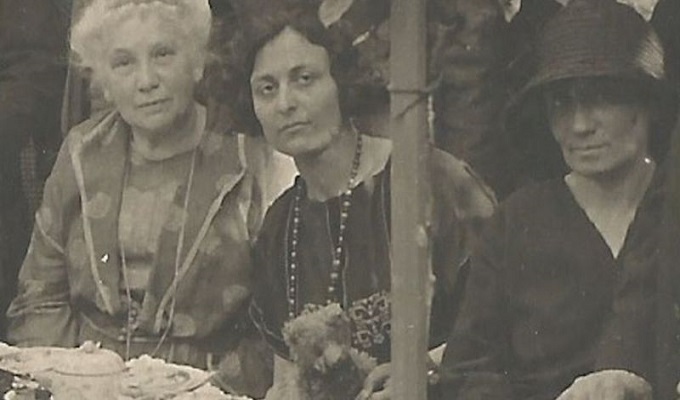 জার্মানিতে ১৯২৪ সালে এক অনুষ্ঠানে খুরশেদবেন নওরোজি (মাঝে) তার ডানে সাদা পোশিাক পরা ইভা পামার সিকেলিয়ানোস। 