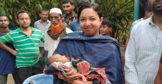 রাস্তার ধারে জন্ম নেওয়া শিশুর পাশে উপজেলা প্রশাসক