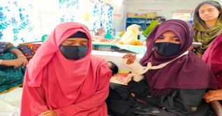 বখাটের অস্ত্রের আঘাতে কলেজছাত্রী হাসপাতালে বখাটের অস্ত্রের আঘাতে কলেজছাত্রী হাসপাতালে