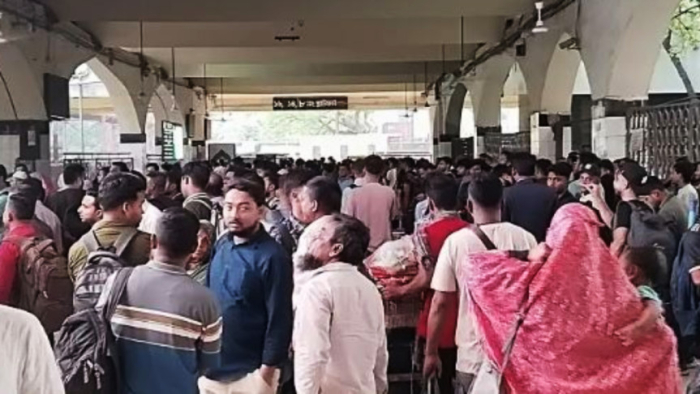 লম্বা ছুটিতে নাড়ির টানে বাড়ির পথে ছুটছে মানুষ