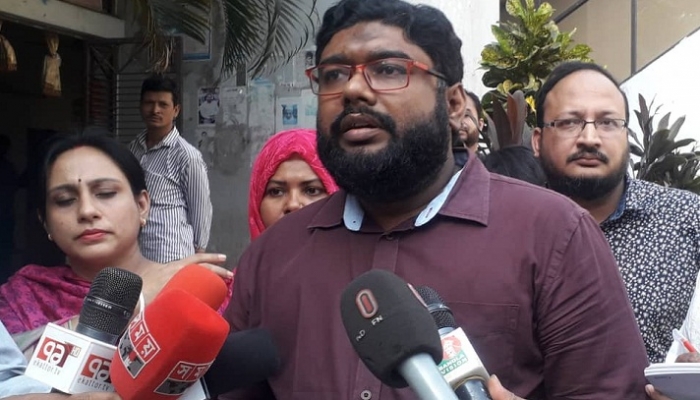 ময়নাতদন্ত শেষে সাংবাদিকদের ব্রিফ করছেন ডা. কবীর সোহেল। 