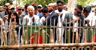 আবু সাঈদের কবর জিয়ারত করলেন ড. ইউনূস আবু সাঈদের কবর জিয়ারত করলেন ড. ইউনূস