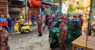 পুরান ঢাকায় ককটেল বিস্ফোরণে সিএনজিতে আগুন পুরান ঢাকায় ককটেল বিস্ফোরণে সিএনজিতে আগুন