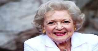 টিভি কমেডির ‘গোল্ডেন গার্ল’ বেটি হোয়াইটের মৃত্যু টিভি কমেডির ‘গোল্ডেন গার্ল’ বেটি হোয়াইটের মৃত্যু