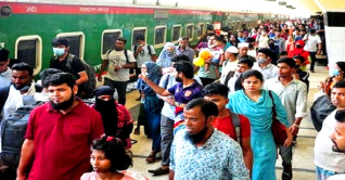 কমলাপুরে মানুষের উপচেপড়া ভিড়