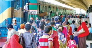 কমলাপুরে ঘরমুখো মানুষের ভিড় কমলাপুরে ঘরমুখো মানুষের ভিড়