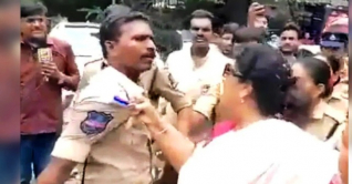 পুলিশ সদস্যের কলার চেপে ধরায় মামলা খেলেন কংগ্রেস নেত্রী