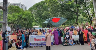 রাজধানীতে সড়ক অবরোধ করে শিক্ষার্থীদের আন্দোলন 