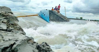 কয়রায় বেড়িবাঁধ ভেঙে ৪ গ্রাম প্লাবিত