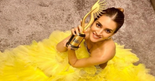 সেরা অভিনেত্রীর পুরস্কার জিতলেন কৃতী শ্যানন সেরা অভিনেত্রীর পুরস্কার জিতলেন কৃতী শ্যানন