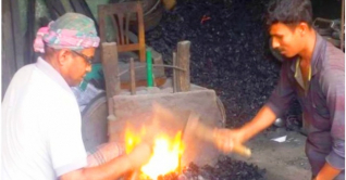 ঈদকে সামনে রেখে টুং টাং শব্দে মুখরিত কুমিল্লার কামার পল্লী