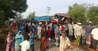 কুমিল্লায় যাত্রীবাহী বাসে ট্রেনের ধাক্কা, নিহত ১২