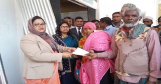 আগুনে নিহত তিন যুবকের পরিবারকে কুড়িগ্রামে সহায়তা