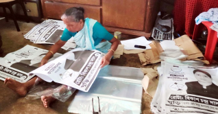 কুসিক নির্বাচন: ছেলের পোস্টার টানাচ্ছেন মা!