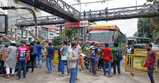 সায়েন্সল্যাব ও চানখারপুলের রাস্তা বন্ধ করে দিয়েছেন শিক্ষার্থীরা