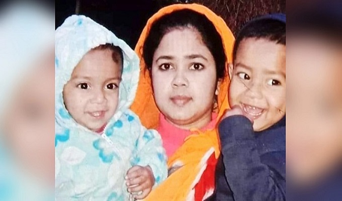 দুই সন্তানের সঙ্গে মৌসুমি আক্তার