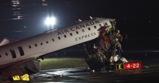 নিউইয়র্কের লাগার্ডিয়া বিমানবন্দরে গাড়ির সঙ্গে বিমানের সংঘর্ষ নিউইয়র্কের লাগার্ডিয়া বিমানবন্দরে গাড়ির সঙ্গে বিমানের সংঘর্ষ