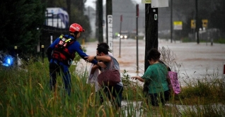বন্যার কবলে সিডনি, হাজারো মানুষকে সরে যেতে নির্দেশ বন্যার কবলে সিডনি, হাজারো মানুষকে সরে যেতে নির্দেশ