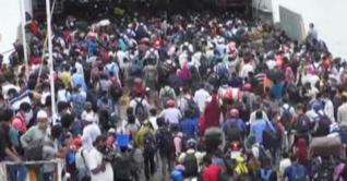 ঢাকায় ফিরতে ফেরি ঘাটে জনস্রোত ঢাকায় ফিরতে ফেরি ঘাটে জনস্রোত