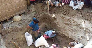 জমি নিয়ে বিরোধে কবরের জায়গাও জুটলো না বাবা-মা`র