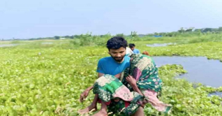 বৃদ্ধা মাকে নির্জন বিলে ফেলে গেল ছেলে বৃদ্ধা মাকে নির্জন বিলে ফেলে গেল ছেলে