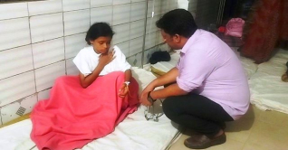 মেয়েকে বাঁচাতে গিয়ে নদীতে ডুবে প্রাণ গেল মায়ের মেয়েকে বাঁচাতে গিয়ে নদীতে ডুবে প্রাণ গেল মায়ের